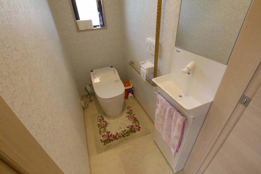 エコバリアフリーな３世帯リノベーション トイレ