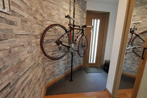 自転車と暮らす家 自転車ラック、屋根付きスペース